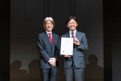 2025年6月に開催された「Biz∫ AWARD 2025」にて NTTデータ・ビズインテグラル 田中宏治社長（左）、BBS柳生裕執行役員（右）