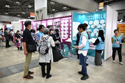 次々とブースに来場者が