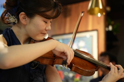 演奏風景｜ROSE GALLERY銀座本店で演奏するヴァイオリニスト・安塚かのん氏