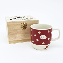 ちいかわの大人かわいい木箱付きマグカップ。