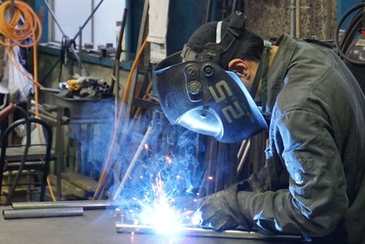 玉入れ台の溶接作業