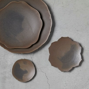 土（新色）　マットな質感にチタンの結晶がきらめく重厚な雰囲気の器です。