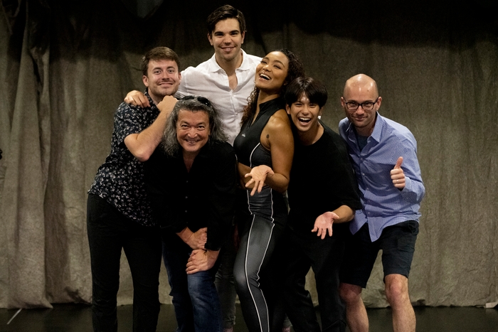 写真左からCamden Loeser(振付補)、Mahlon Kruse(演出補)、Kai Jonson-Peady(サーカス・レプリケーター)、Crystal Kay、森崎ウィン、Ryan Cantwell(音楽スーパーバイザー)