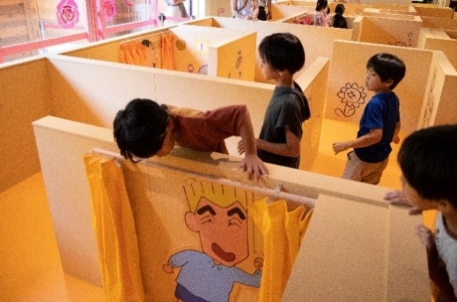 ▲段ボール迷路でしんちゃんたちを見つけ出せ!