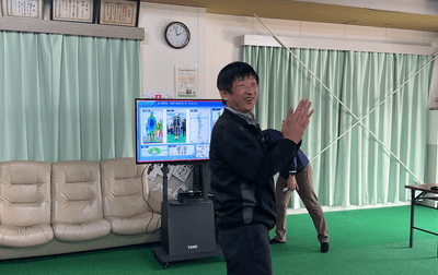 TANOの姿勢チェックを体験する日高町長　１００点が出てご満悦の様子