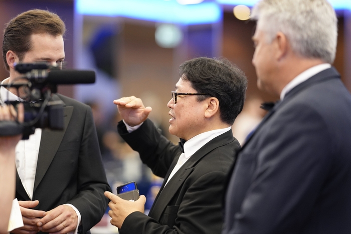 取材対応 安達 成明氏(海外にて)