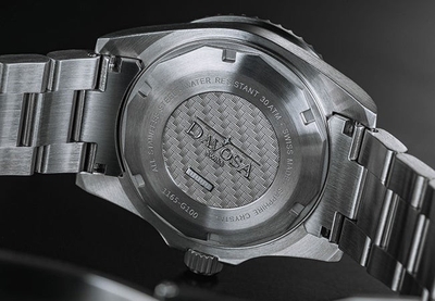 同シリーズの根幹である「実用性の高さ」も高水準で実現されており、ブラックダイヤルにホワイトルミノバのドットインデックスに加え、新たに針のシェイプを刷新し、より高い視認性を実現。