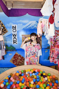 ヲタク味あるビッグTを着る吉志