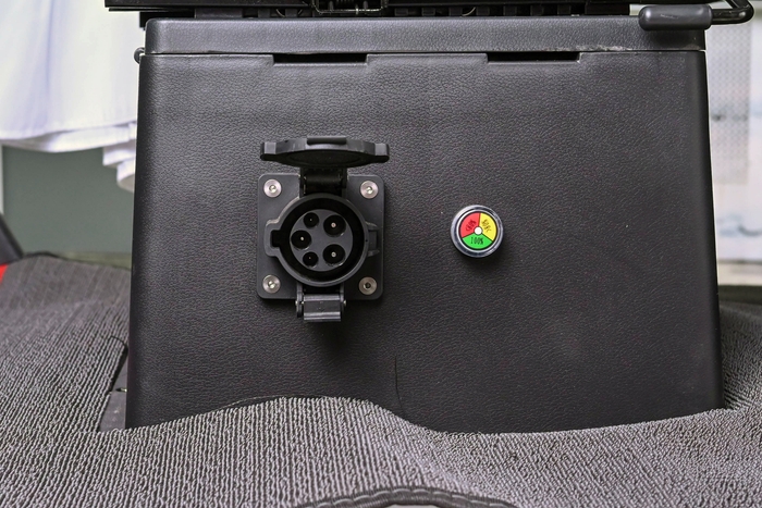 J1772充電ソケット