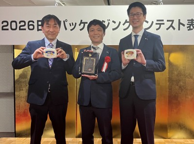 左から　当社ミルクサイエンス研究所　山住 弘、須田 崇、中澤 大将