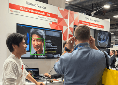 日本発の最新コンセプトモデルを体験する海外の来場者