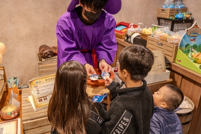 ▲武器屋でオリジナルステッカーを手に入れよう！