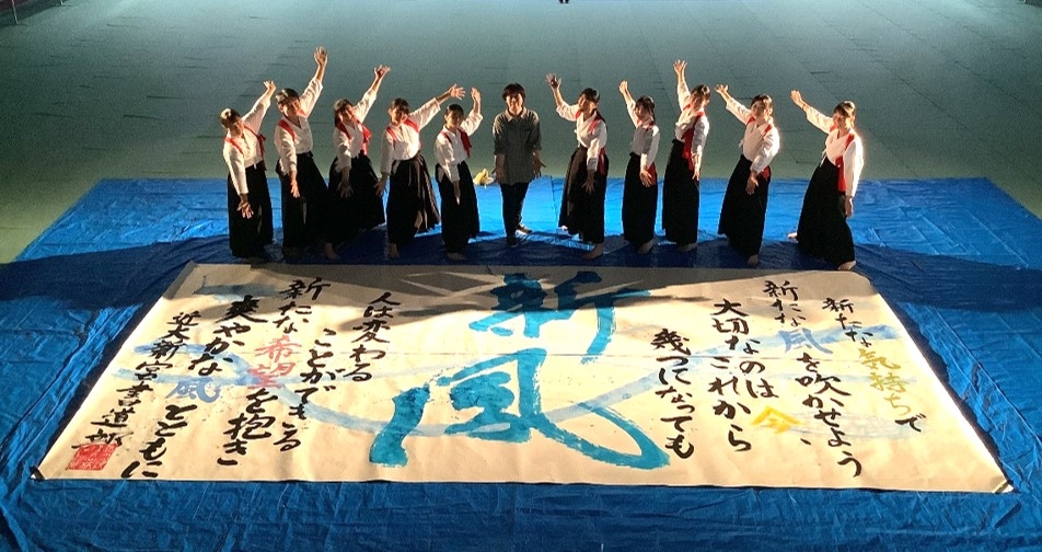 令和4年度(2023年)に実施した書道部のクラブパフォーマンスの様子