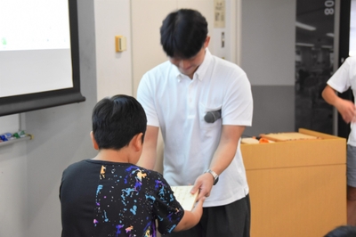 ポイント賞のチームに賞状を授与