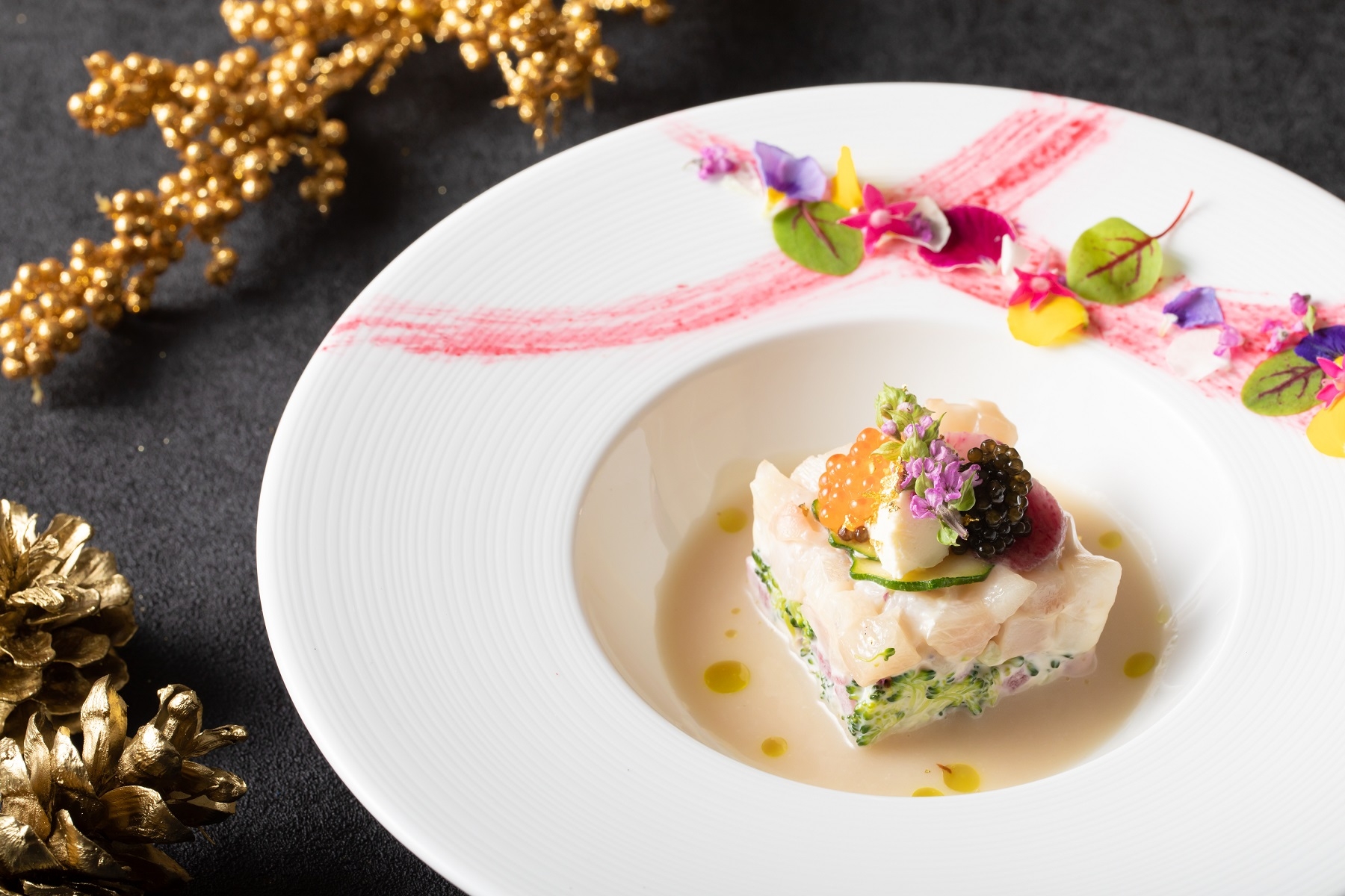 冷製オードブル ブリのタルタル カリフラワーのアクセント キャビア添え 富良野の色彩豊かな花畑