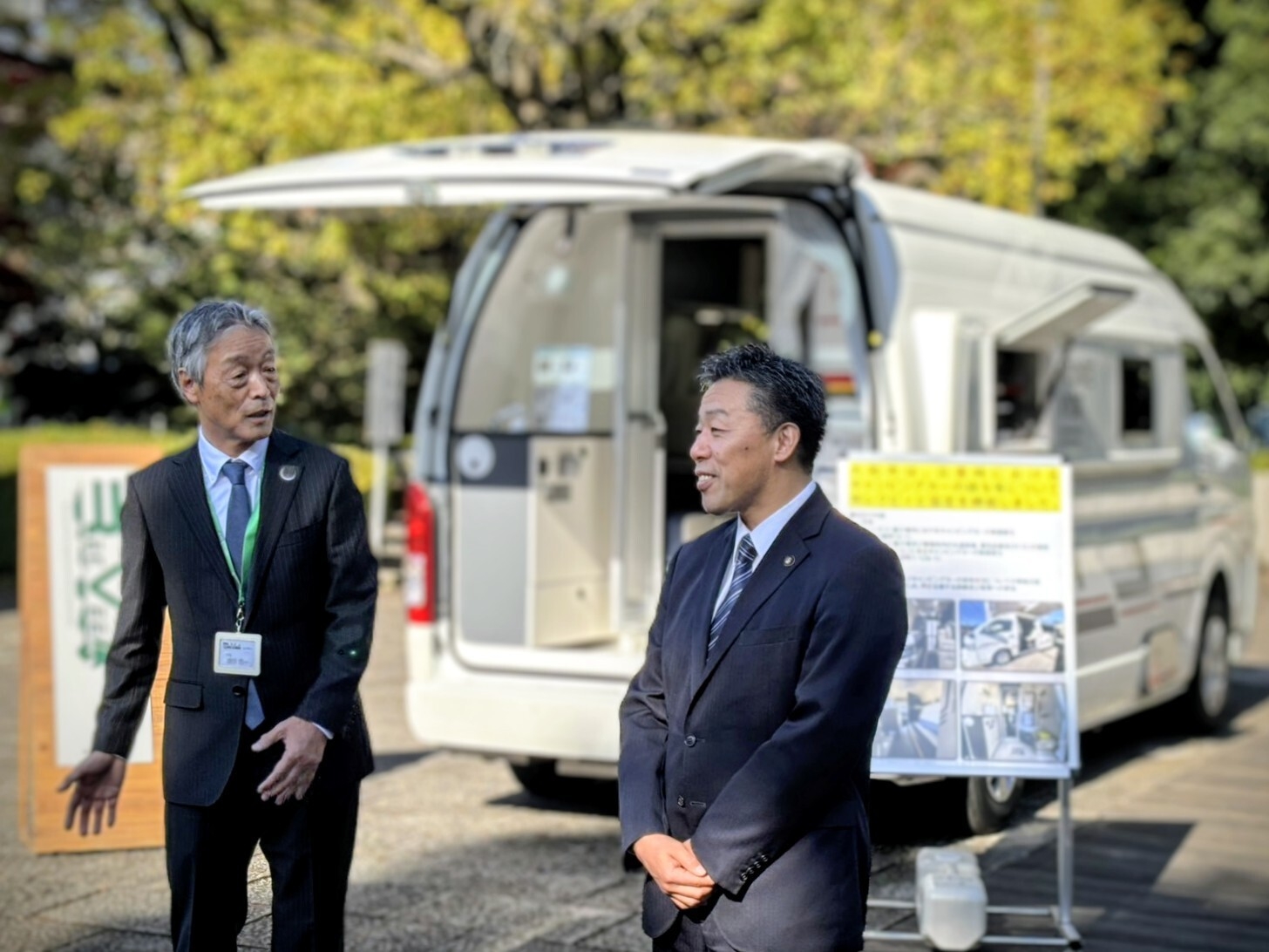 大和市庁舎前で、古谷田つとむ市長と当社代表(2)