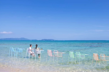 【リゾナーレ小浜島】海上カウンター席で楽しむ「絶景海上ビアガーデン」今年も開催｜開催期間：2022年6月1日～8月31日