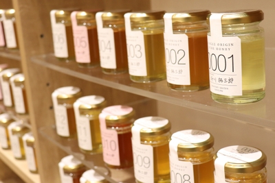 シングルオリジンハニー。店舗で全て試食できちゃう。