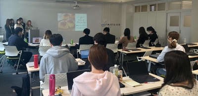 チームで考案したオリジナルパンをプレゼンテーションする名渕ゼミ生の様子