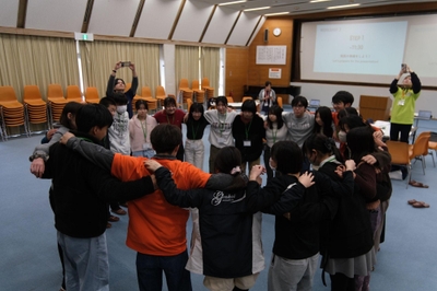 (チーム一丸となるため円陣を組む様子) 