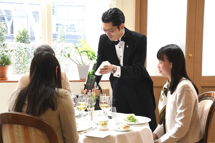 試飲販売会ではソムリエがワインの選び方や料理との相性などをご提案(写真はレストランでのイメージ)