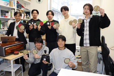 イグサの消臭袋やコースターを手にする（後列左から）指導教員の高橋良平准教授、松田魁斗さん、岡部翔隆さん、上根暖也さん、木村柊斗さん（前列左から）板谷匠晃さん、大西啓太さん
