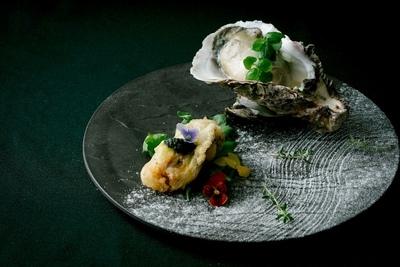 伊根産の岩牡蠣を薪火料理で新しいひと皿に。ナチュラルワインとのペアリングも必見。
