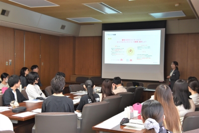 オリジナルブレンドコーヒー開発について説明するATグループの担当者