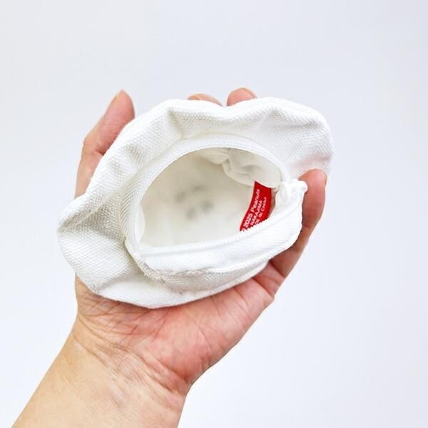 色や形が個性的なスヌーピーのポーチ