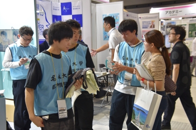 リーフレットなどを配布