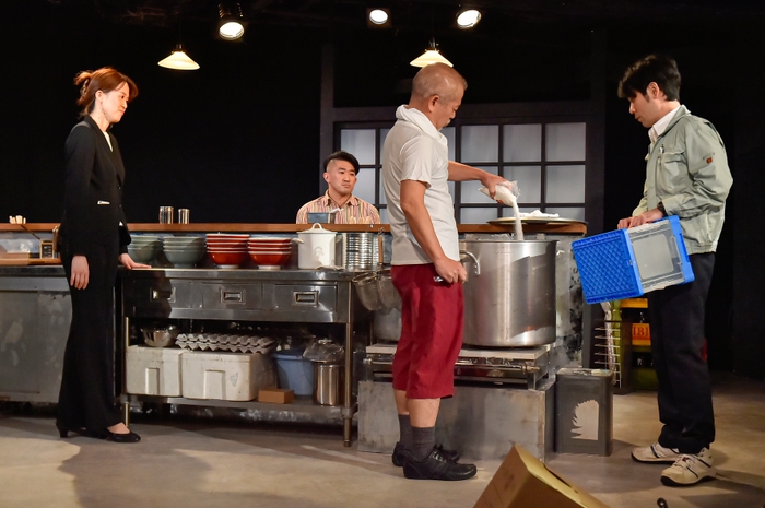 2020年12月公演「今はやることじゃない」舞台写真(撮影:鏡田伸幸)