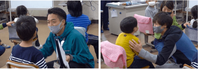 ▲児童1人1人に評価を伝える。コミュニケーションが苦手な児童にはより丁寧に評価を伝えた。