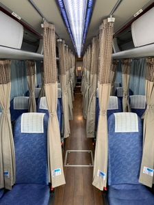 4列シートをカーテンで仕切った車内の様子