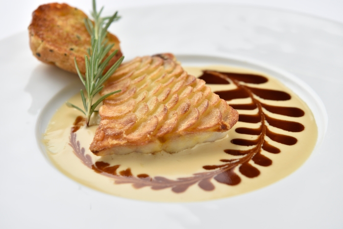 「甘鯛のポワレ ジャガイモのクルスティヤン ウロコ仕立て」