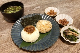 朝食(ごはん、お惣菜、みそ汁)