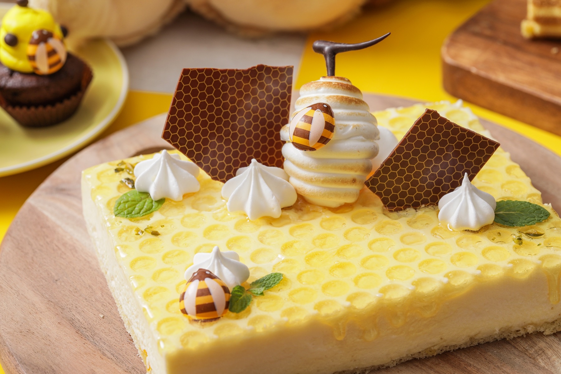 レモンクリームチーズケーキ :ハチの巣に見立てたメレンゲが特徴。オレンジマーマレードを使い、深い味わいに。