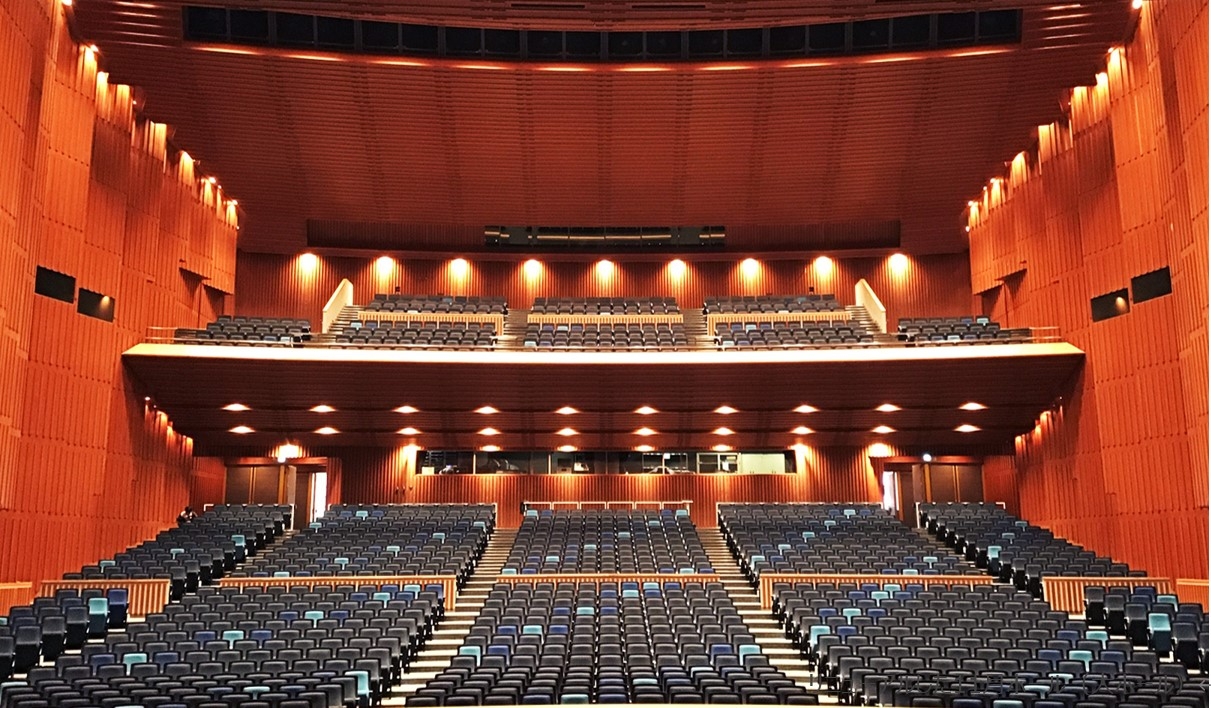 リニューアルした11月ホール(大ホール)