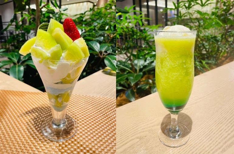 完熟の近大ICTメロンを使用したオリジナルパフェ(左)とクリームソーダ(右)