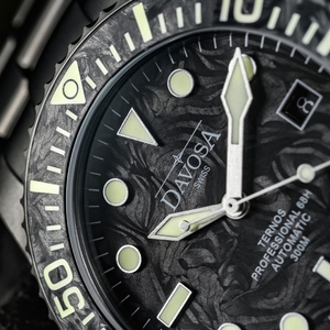 フォージドカーボンの文字盤とベゼルインサート