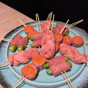 牛タン編み、卵黄巻き、ししとうとクリームチーズ巻き。パリパリなししとうの中に、まろやかなクリームチーズが入っています。