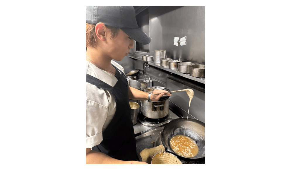 厨房で日々、中華料理を作り続ける