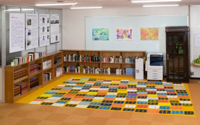 コモンホールに設置されたアートパネルとカーペット