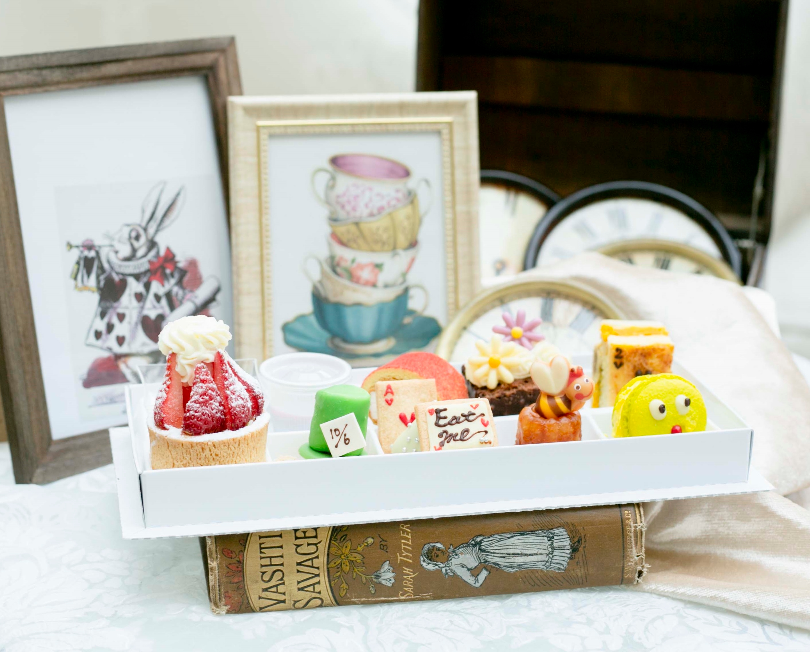 “不思議の国のアリス”モチーフのスイーツでお家お茶会!『不思議の国のアリス アフタヌーンティー』テイクアウト販売開始