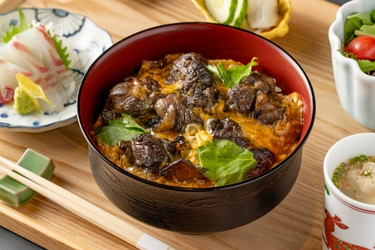 新店舗「いけすと炭と薪焼と 博多 とりとりと」の 名物ランチ親子丼が登場！あなたは黒派？それとも白派？