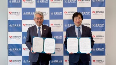 包括連携協定締結式の様子　右から、近畿大学　学長　松村到、関西電力株式会社　代表執行役副社長　原子力事業本部長　水田仁