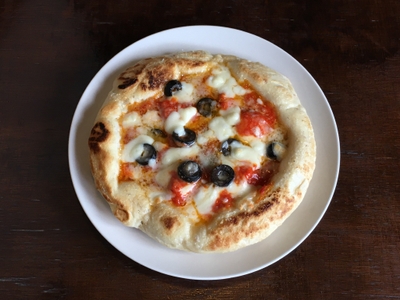 アンチョビとブラックオリーブのピザ