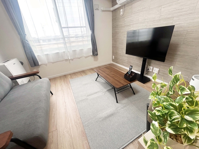 白とグレーの配色で統一された落ち着いた空間です。