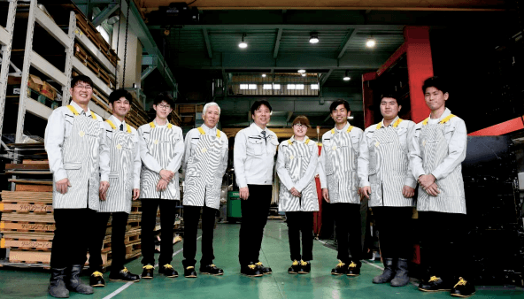 工場内での試着の様子