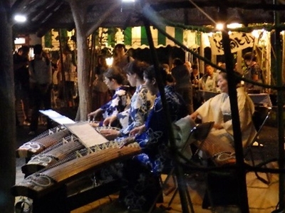 筝の演奏（昨年の様子）