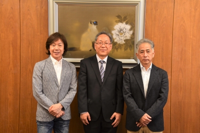 野口学長（中央）、梅田教授（右）と